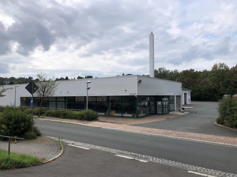 Einfahrt - Halle/Lager/Produktion kaufen in Ellefeld - Autohaus mit Ausstellungshalle, Werkstatt, Stellplätze!