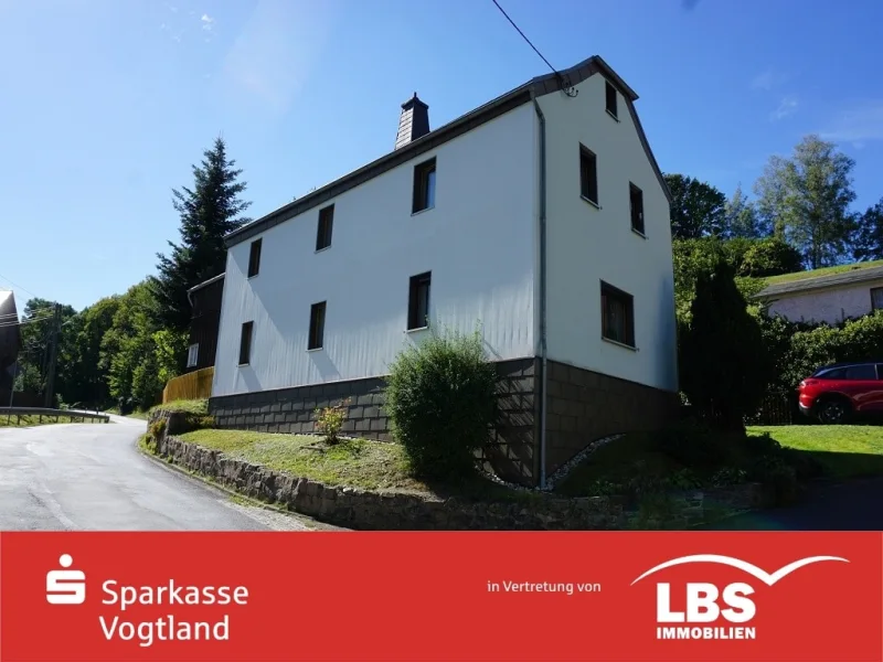 Straßenansicht - Haus kaufen in Bösenbrunn - Wohnhaus, Scheune, Garage, Streuobstwiese und Wald!