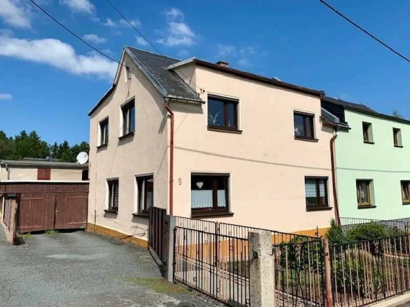 Hausansicht - Haus kaufen in Netzschkau - Einfamilien-/Doppelhaushälfte in ländlicher Idylle!