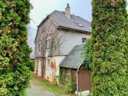 Hausansicht - Haus kaufen in Markneukirchen - Schönes Ein-/Zweifamilienhaus in idyllischer Wohnlage !