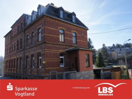 Seitenansicht - Haus kaufen in Klingenthal - Mit schönem Blick auf Berge und Wiesen.