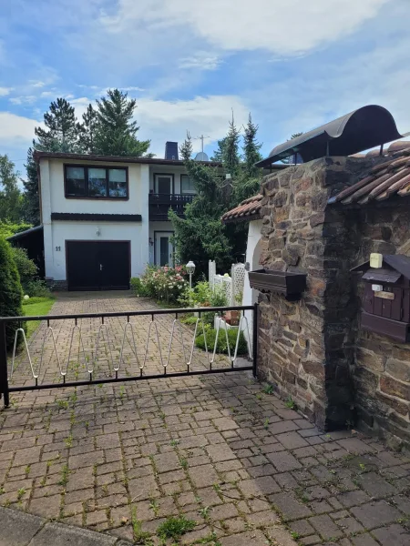 Zufahrt Haus / Garage 