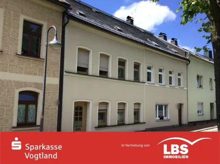 Straßenansicht - Haus kaufen in Schöneck - Familienparadies mit großem Garten!