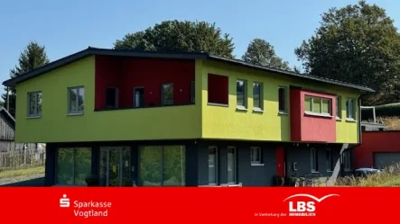 Außenansicht von Straße  - Büro/Praxis kaufen in Oelsnitz -  Wohn- und Ärztehaus in Oelsnitz!