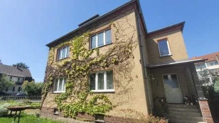 Frontansicht mit Eingang  - Haus kaufen in Jößnitz - Familienglück in Bestlage!