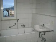 Bad mit Badewanne und Fenster