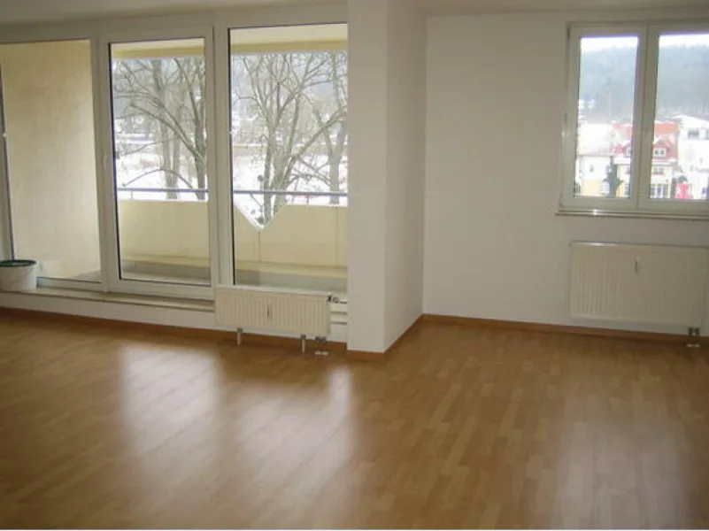 Wohnzimmer mit Balkon