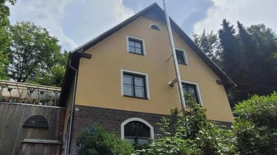 Giebelseite/Frontansicht - Haus kaufen in Pöhl - Wohnen in grüner Umgebung!