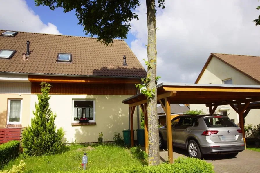 straßenseitige Ansicht - Haus kaufen in Stralsund - Investieren Sie klug: Reihenendhaus als Kapitalanlage