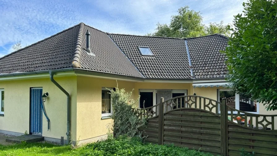 Terrassenseite - Haus kaufen in Ahrenshagen-Daskow - Ebenerdig und modern wohnen