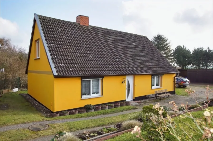 Außenansicht - Haus kaufen in Niepars - Wohnen in Kummerow: Ideal für Ihre kleine Familie!