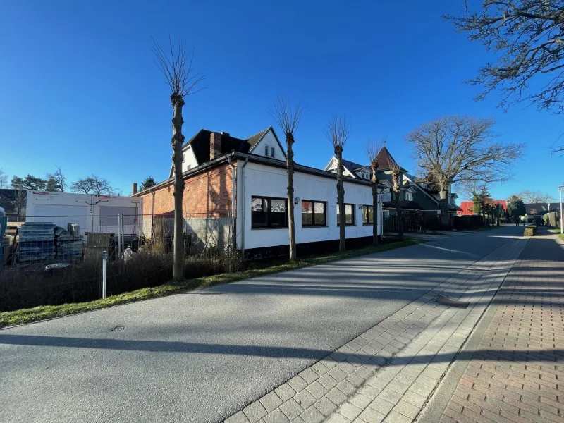 Straßenansicht mit Giebelseite