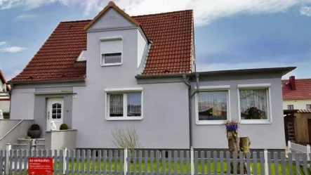 straßenseitige Ansicht - Haus kaufen in Stralsund - Moderner Rückzugsort für die Familie