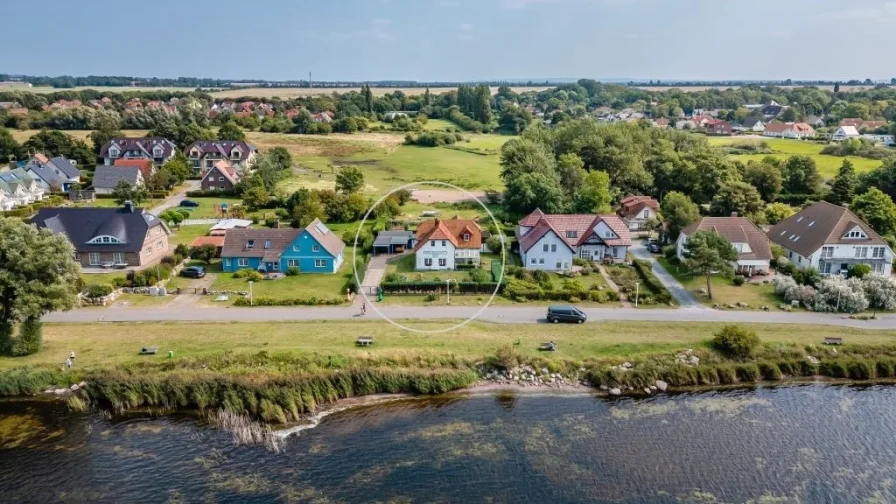 Luftbild - Haus kaufen in Wiek - Romantik pur - mit Wasser und Natur