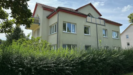 Ansicht Straße - Wohnung kaufen in Greifswald - vermietete Eigentumswohnung in Eldena