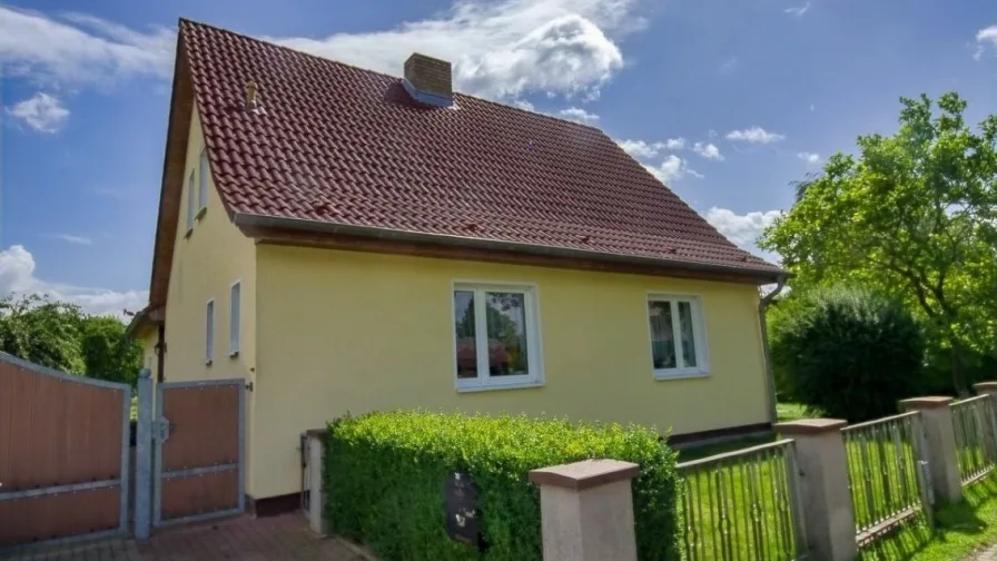 straßenseitige Ansicht - Haus kaufen in Niepars - Perfekt für Mehrgenerationswohnen