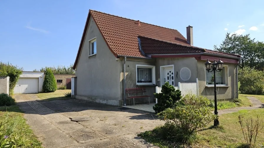 Straßenansicht - Haus kaufen in Grimmen - Für Gartenliebhaber und Ruhebedürftige