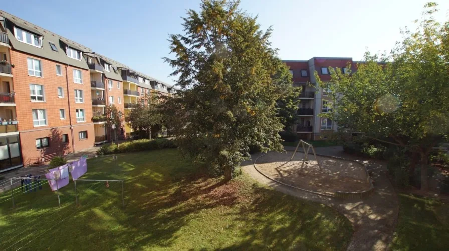 begrünter Hof mit Spielplatz