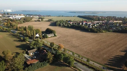 Luftbild zukünftiges Baufeld - Grundstück kaufen in Stralsund - Attraktive Baugrundstücke in Wassernähe