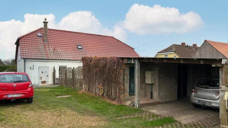 Außenansicht mit Carport