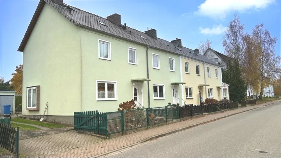 straßenseitige Ansicht - Haus kaufen in Marlow - Günstig und gut