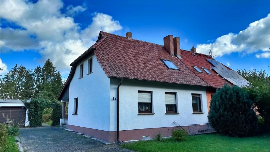 Ansicht Strasse - Haus kaufen in Neu Boltenhagen - Schöne Lage am Sportplatz