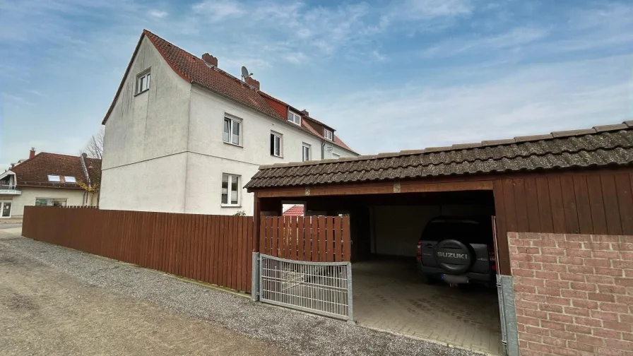 Außenansicht mit Carport