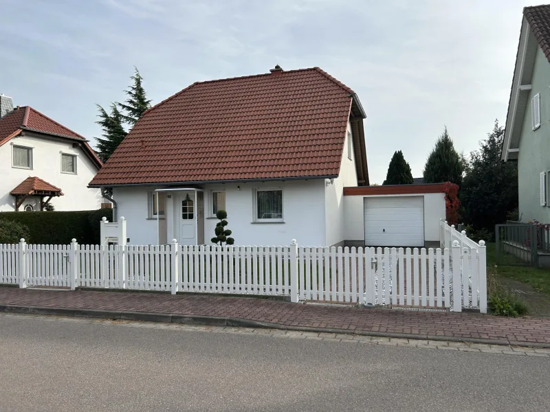 Straßenansicht und Garage