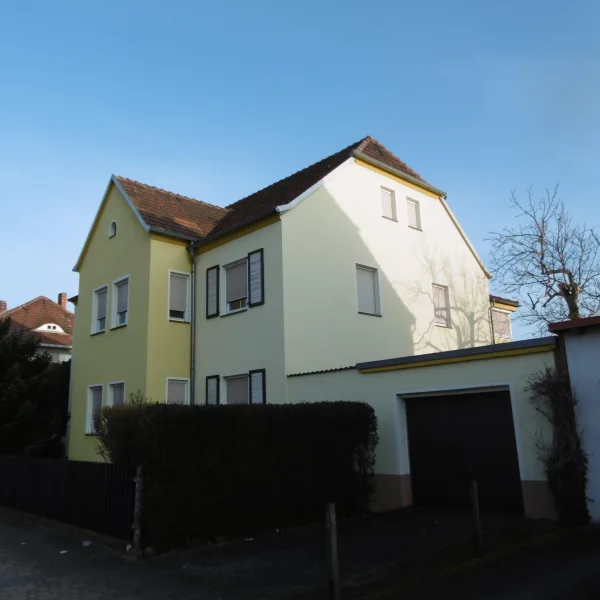 Seitenfront mit Garage