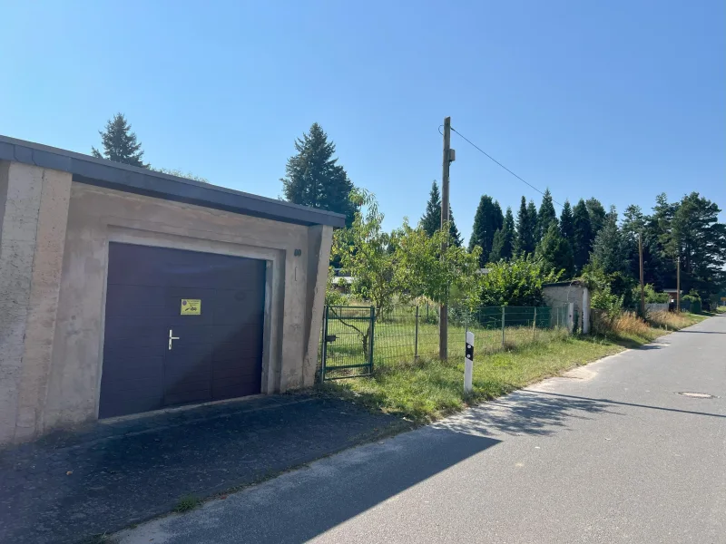 Garage auf separatem Grundstüc