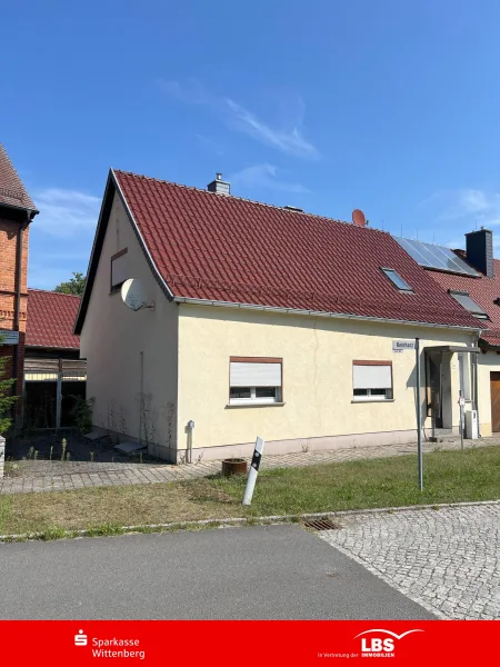 Haus Seite  - Haus kaufen in Bad Schmiedeberg - Kleines Gehöft für Landliebhaber