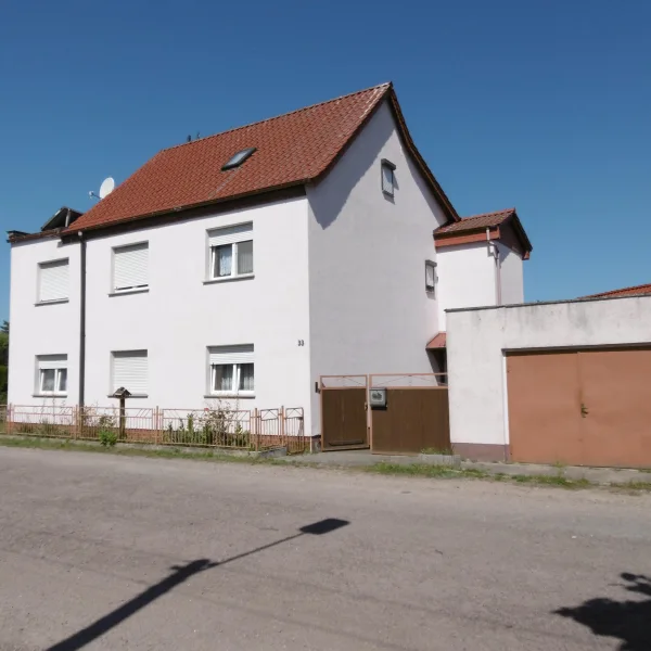 Vorderfront mit Garage