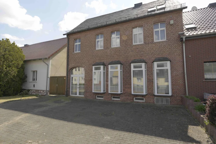 Vorderansicht Gebäude und Stellplätze - Haus kaufen in Dessau-Roßlau - Großzügiges Wohngefühl