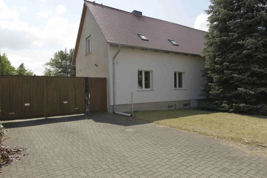 Vorderansicht mit Toreinfahrt - Haus kaufen in Dessau-Roßlau - Ein neues Heim für die große Familie!