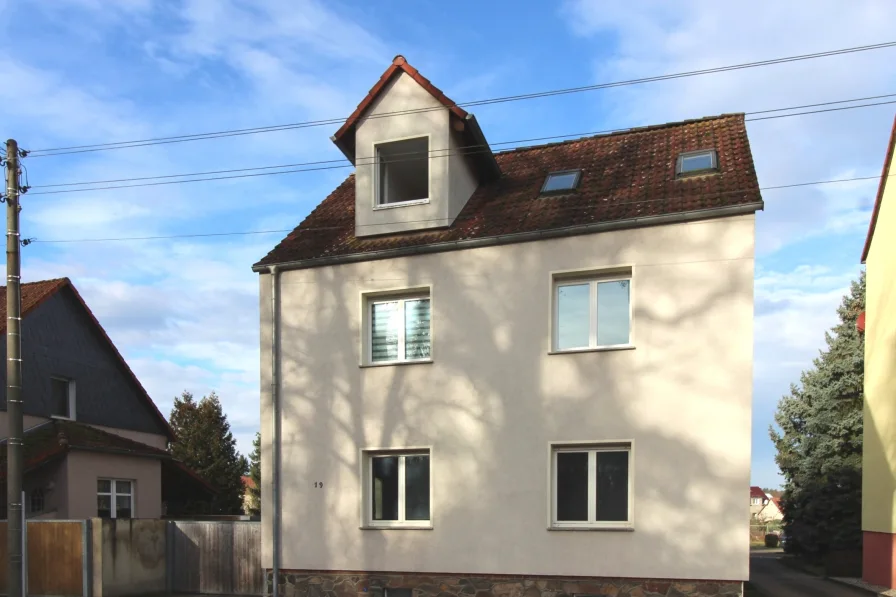 Straßenansicht - Haus kaufen in Dessau-Roßlau - Neues Eigenheim oder Kapitalanlage!