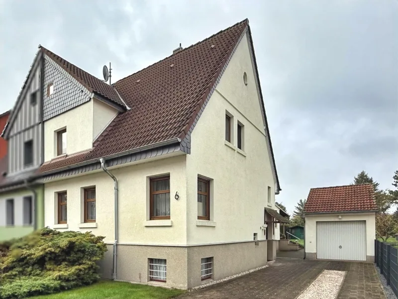 seitl. Blick mit Zufahrt - Haus kaufen in Dessau-Roßlau - Schöner Wohnen in Dessau-Siedlung 