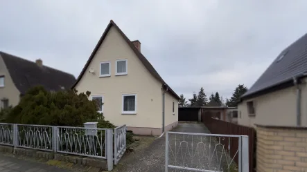 Vorderansicht mit Einfahrt - Haus kaufen in Dessau-Roßlau - Ein Haus für den fleißigen Handwerker!