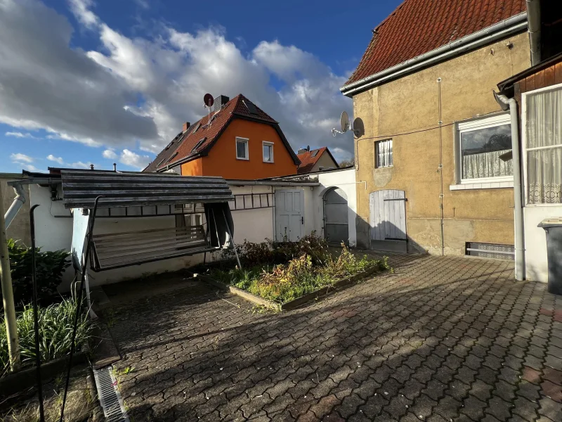 Rückansicht mit Hof und Garage