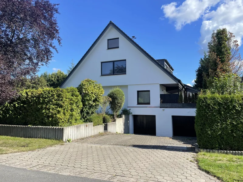 Straßenansicht - Haus kaufen in Hamburg - *reserviert* Ein-/Zweifamilienhaus in HH-Poppenbüttel 