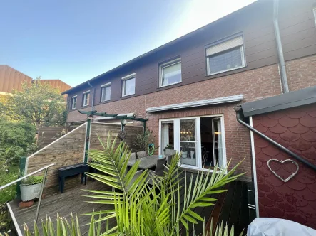 Terrasse / Ansicht West - Haus kaufen in Schleswig - Gepflegtes Reihenmittelhaus mit "Seeblick" / ruhige Lage / Garage 