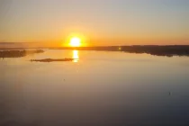 Den Sonnenaufgang genießen am Fenster