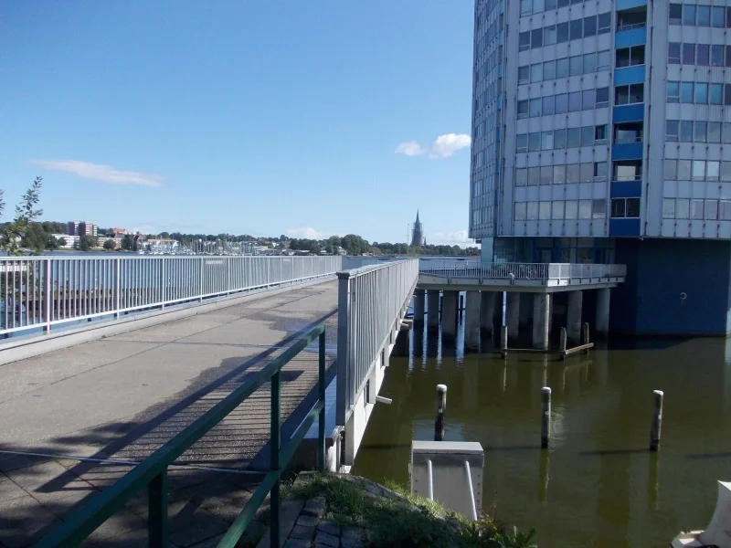 Brücke zum Eingangsbereich