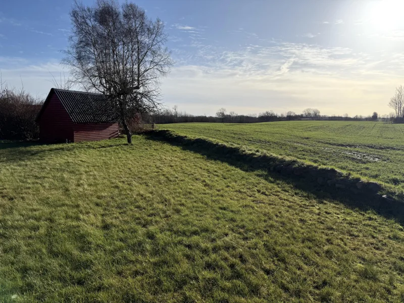 Garten mit Blick über Felder