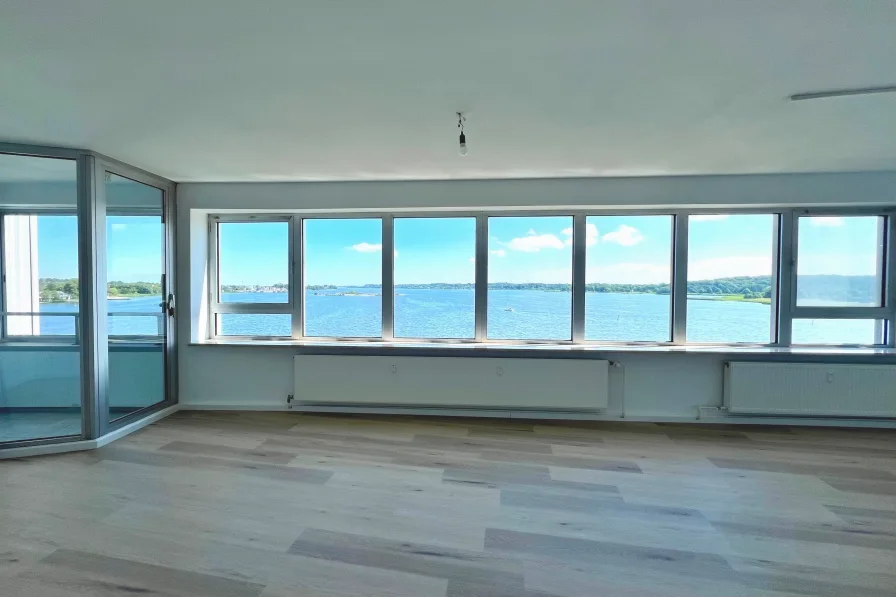  - Wohnung kaufen in Schleswig - Wohnung mit top Schleiblick im Wikingturm: Neues Duschbad / Loggia etc.