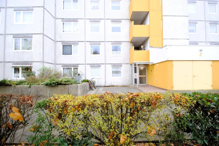Hauseingang - Wohnung kaufen in Kiel - Sonnige 2-Zimmer-ETW in Kiel-Mettenhof mit schönem Ausblick in ruhiger Lage