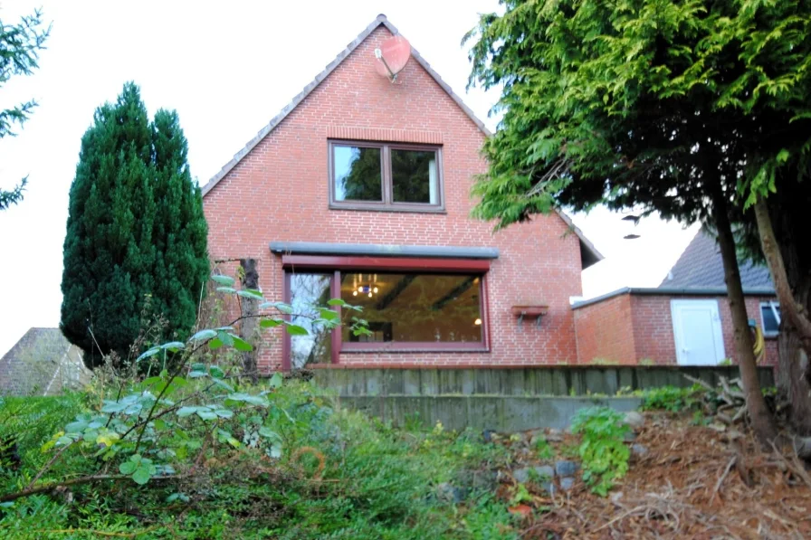 Blick vom Garten zum Haus - Haus kaufen in Boksee - Solides Einfamilienhaus mit Garage auf großem Grundstück in Boksee bei Kiel