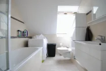 Modernes Badezimmer im Dachgeschoss
