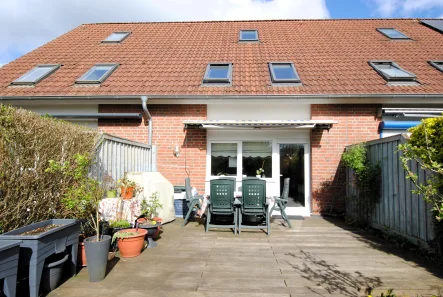 Terrassenansicht - Haus kaufen in Kiel - Sehr gepflegtes Reihenmittelhaus mit Carport und Garten in Kiel-Wellsee