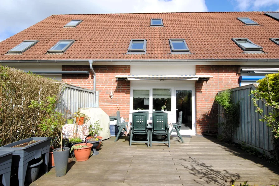 Terrassenansicht - Haus kaufen in Kiel - Sehr gepflegtes Reihenmittelhaus mit Carport und Garten in Kiel-Wellsee