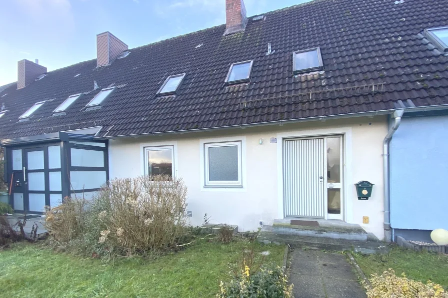 Eingangsseite mit Vorgarten - Haus kaufen in Kiel - Älteres, einfaches Reihenmittelhaus in Kiels beliebtem Stadtteil Holtenau